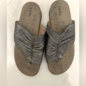 Super comfortable women’s size US 8 taös sandals.